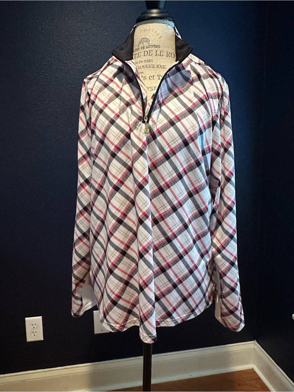 SanSoleil Zip-Front Plaid Athletic Top in White, Red & Black